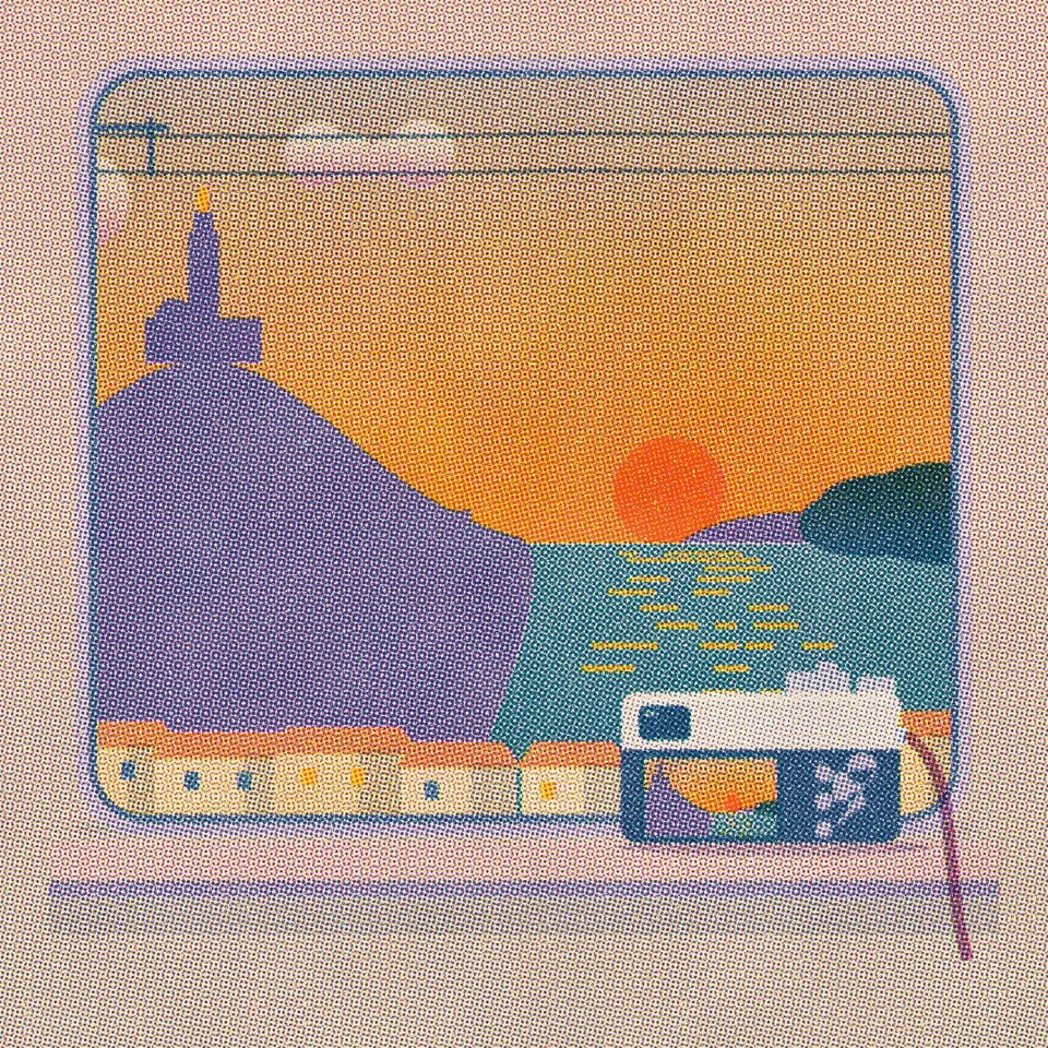 Stopped above the sea at L'Estaque: Notre-Dame de la Garde, the setting sun, the camera on the tray